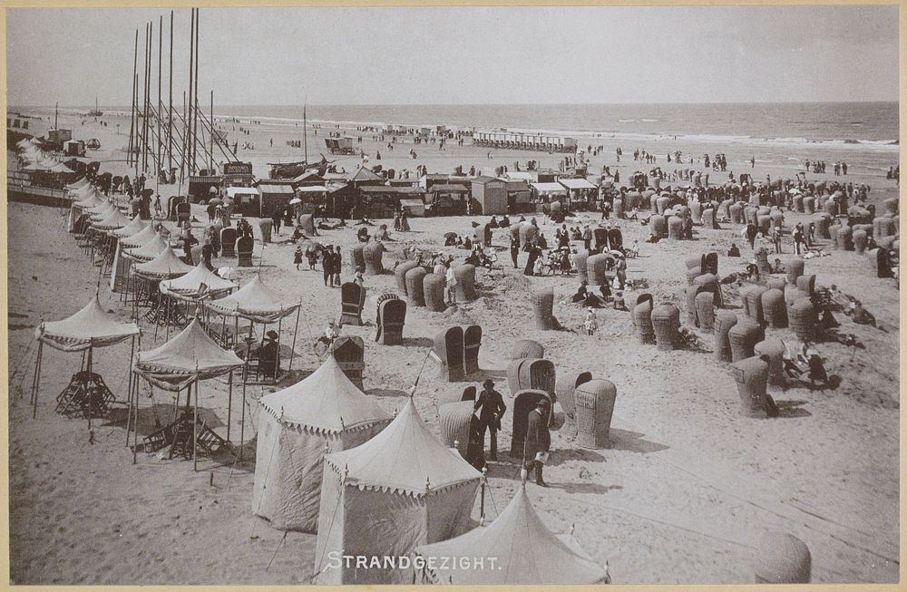 Strandgezicht in Scheveningen met badgasten, badkoetsen en strandmeubilair (c. 1890 - c. 1910) by anonymous