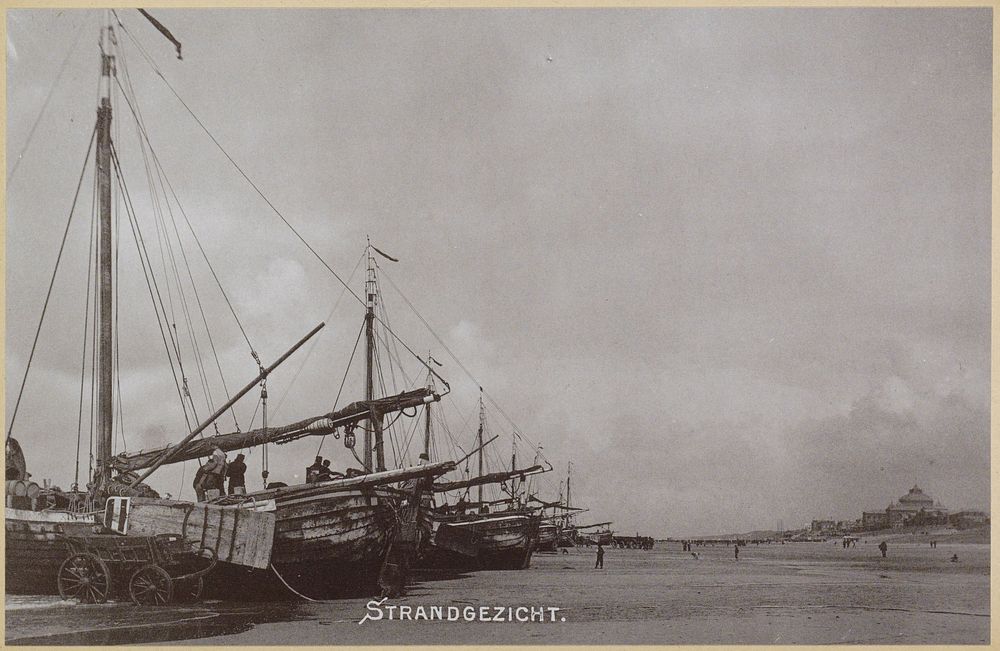 Vissersschepen op het strand in Scheveningen (c. 1890 - c. 1910) by anonymous