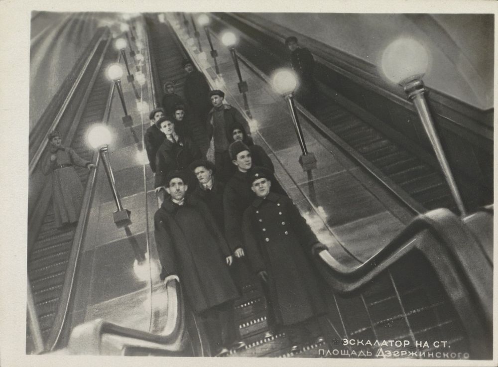 Mannen op een roltrap van metrostation Derzjinskiplein (1930 - 1935) by Mospo Sostawitol
