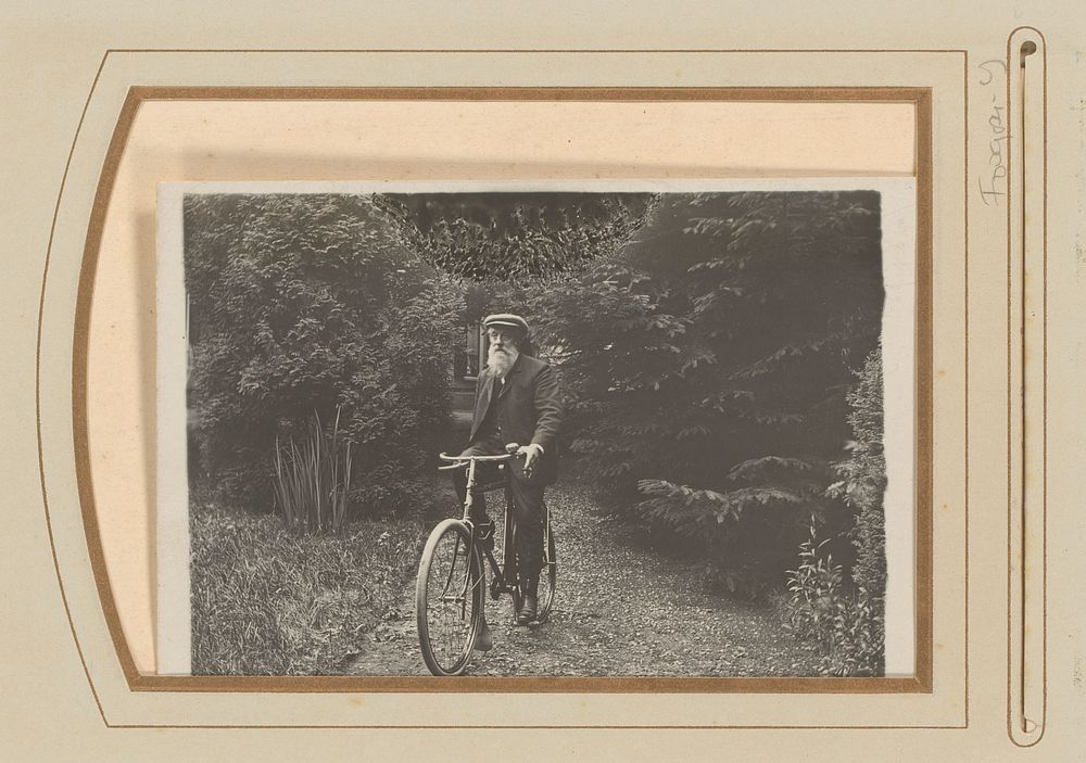 Oude man met witte baard en pet op de fiets op een tuinpad (1890 - 1920) by Johan Eliza Affourtit