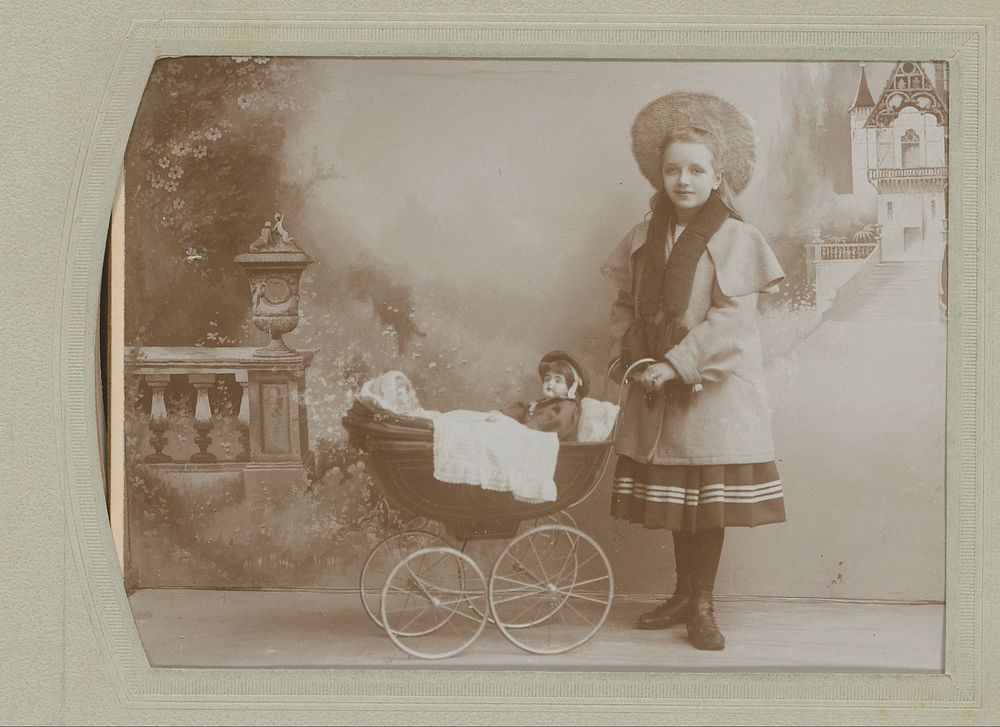 Portret van een onbekend meisje met een poppenwagen (1900 - 1915) by Theodor Liebert