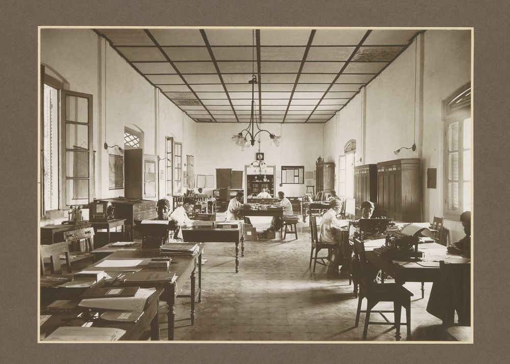 Kantoorinterieur met klerken en meubilair van suikerfabriek Goedo te Djombang op Java (c. 1925 - c. 1930) by Isken