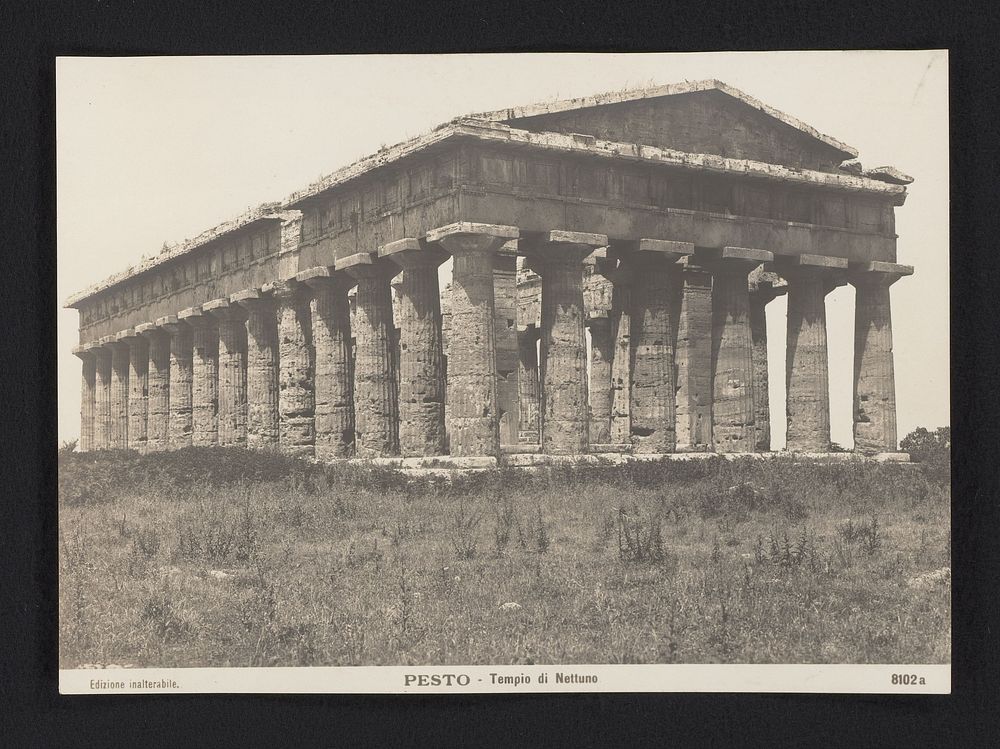 Gezicht op de Tempel van Neptunes te Paestum (1890 - 1910) by Andrea Fusco Dipino