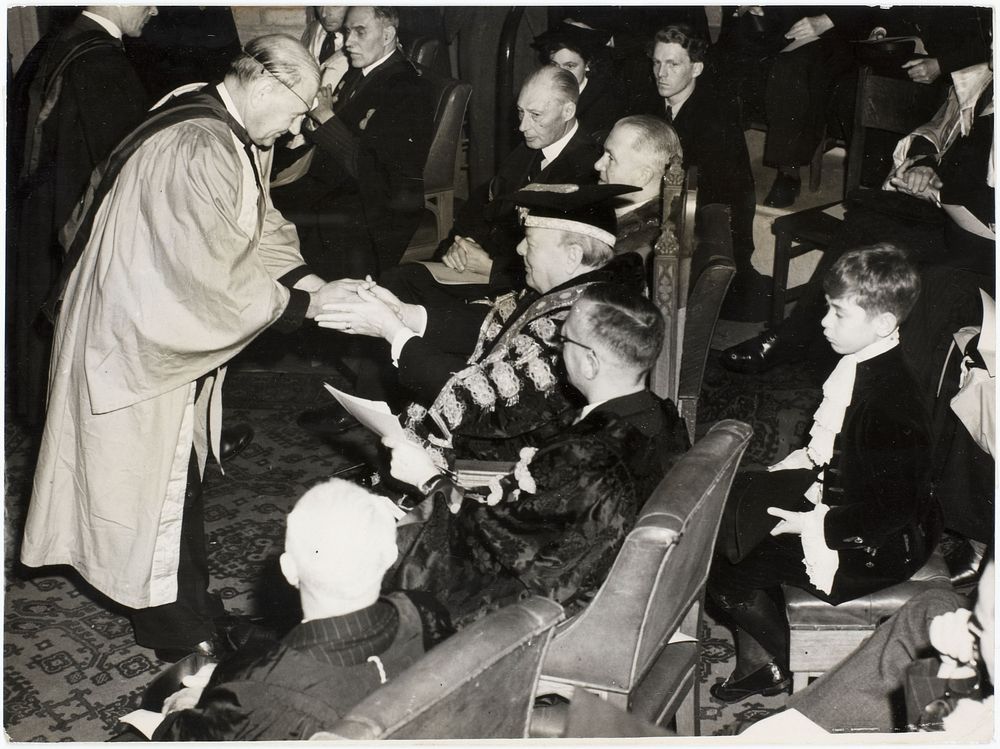 Winston Churchill presenteert eredoctoraat aan Amerikaanse ambassadeur (1949) by Keystone Press Agency