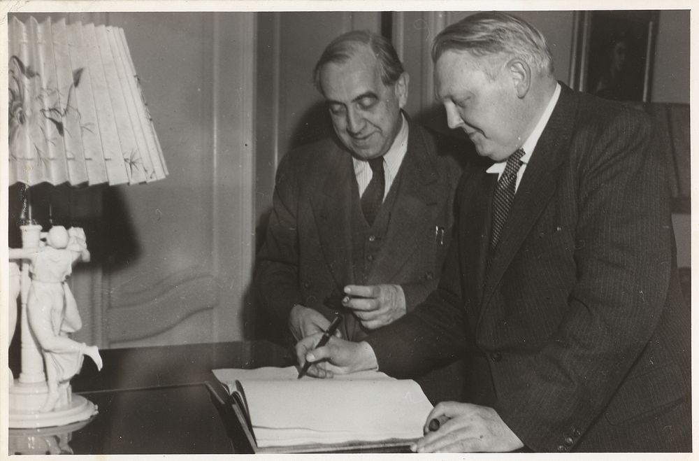Prof. Ehrhard signeert het gastenboek van de stad Berlijn (1949) by anonymous