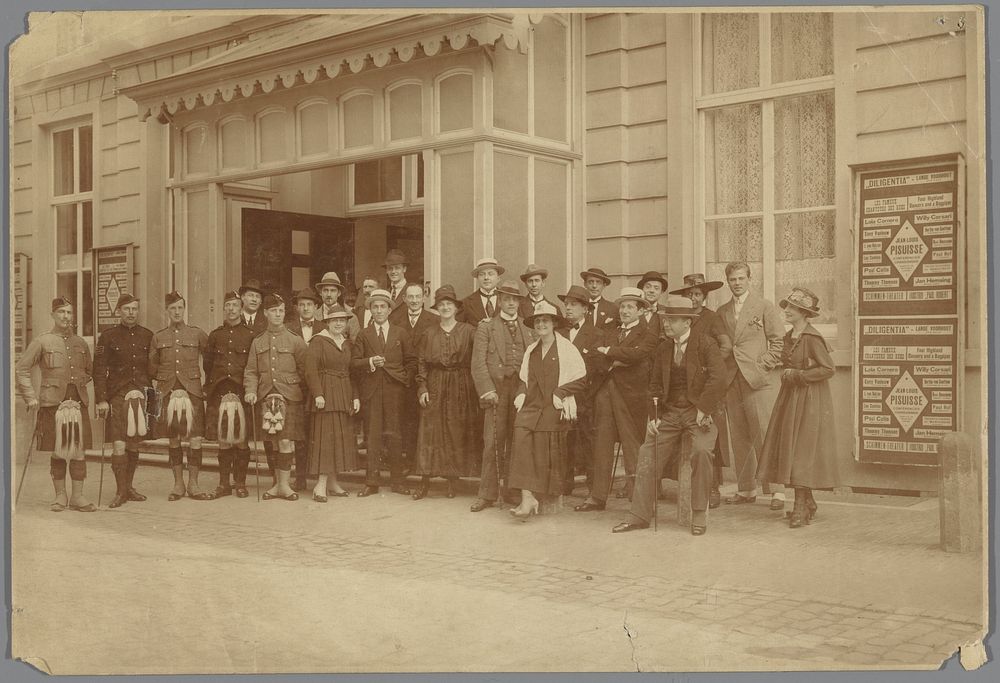 Groep mensen in schots kostuum voor theater Diligentia in Den Haag (1900 - 1940) by anonymous