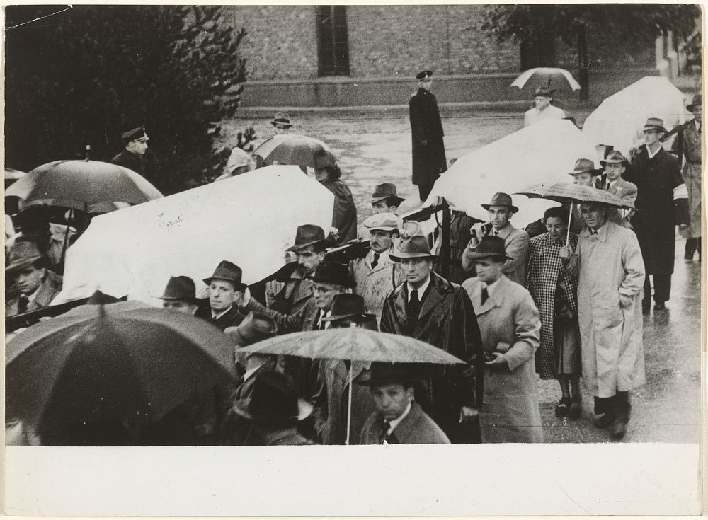 Begrafenisstoet voor de herbegrafenis van Theodor Herzl, Wenen 1949 (1949) by Keystone Press Agency