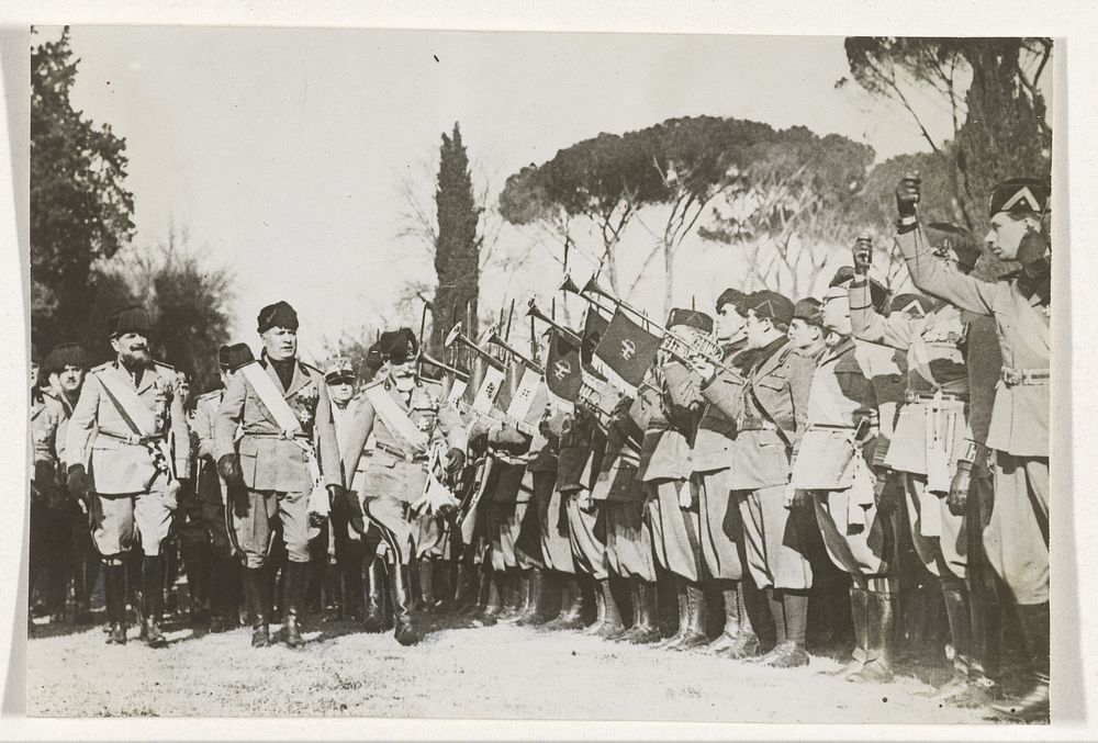 Mussolini neemt parade af (1930 - 1945) by Keystone Press Agency