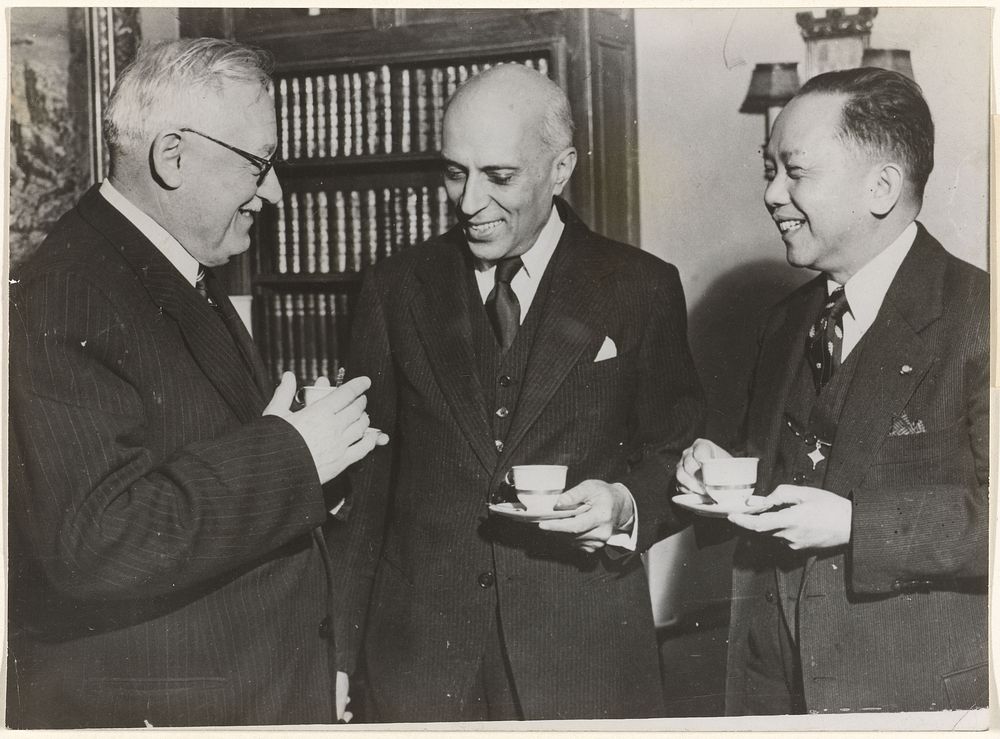 Ontmoeting tussen Pandit Nehru, Andrei Vishinsky en C. Romulo in New York (1949) by Keystone Press Agency