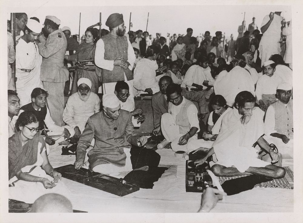 Nehru op viering eerste sterfjaar Gandhi (1949) by Keystone Press Agency