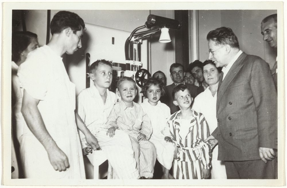 Palmiro Togliatti praat met patiënten en artsen na het schenken van medische apparatuur aan een ziekenhuis in Rome (1949) by…