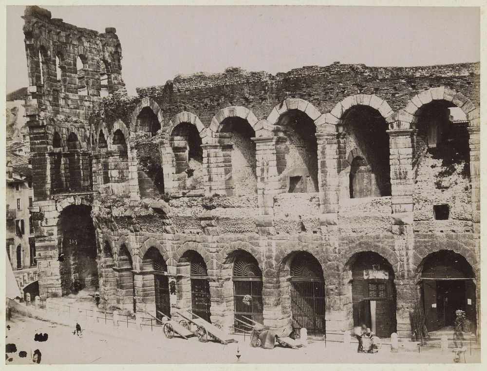 Exterieur van de Arena van Verona met op de voorgrond handkarren (c. 1870 - c. 1900) by anonymous