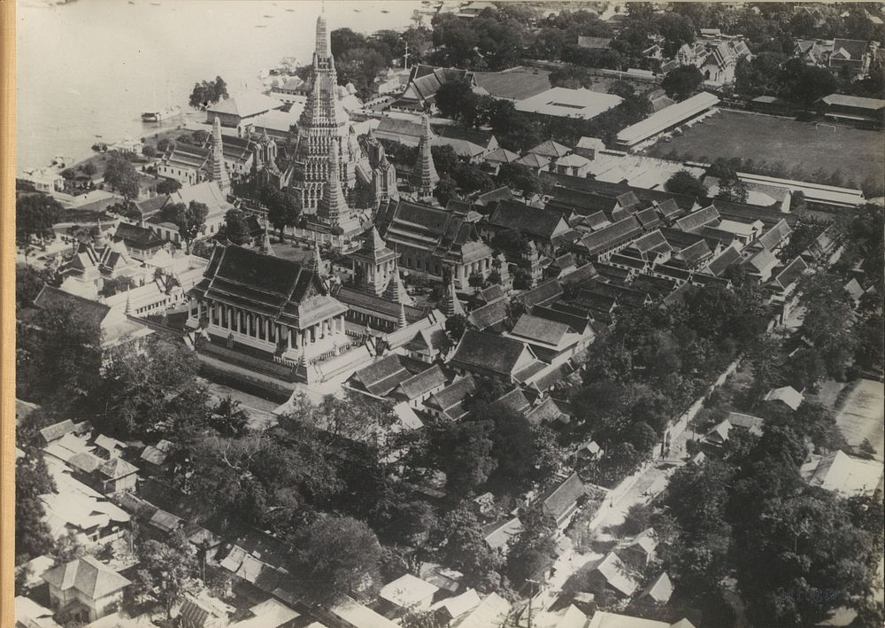 Tempelcomplex van Wat Arun in Bangkok, gezien vanuit de lucht (c. 1930 - c. 1940) by anonymous