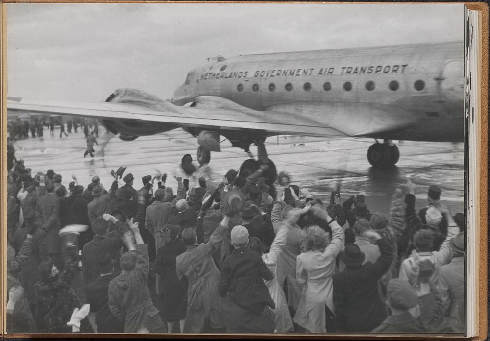 Begroeting van een vliegtuig van de Netherlands Government Air Transport (1945 - c. 1946) by anonymous
