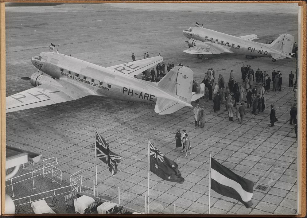 DC-3 PH-ARE 'Emoe' en PH-ALO 'Oehoe' op Schiphol (1938) by anonymous