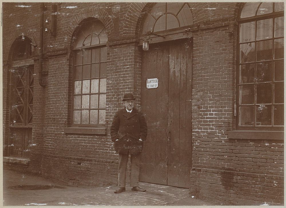 Man staand voor een kantoordeur (c. 1900 - c. 1910) by anonymous