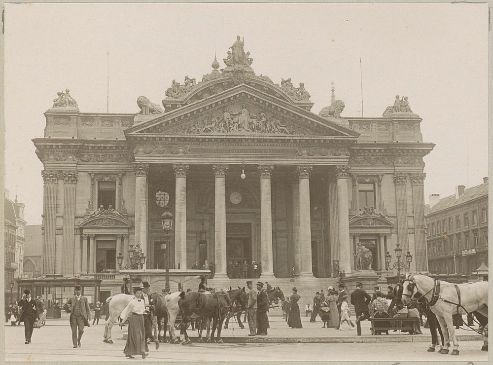 Exterieur van de Beurs van Brussel met op de voorgrond voorbijgangers en paarden, gezien vanaf de Anspachlaan (c. 1900 - c.…