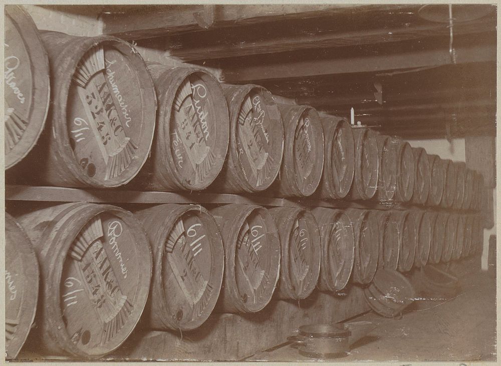 Houten vaten met drank op een rek (c. 1900 - c. 1910) by anonymous