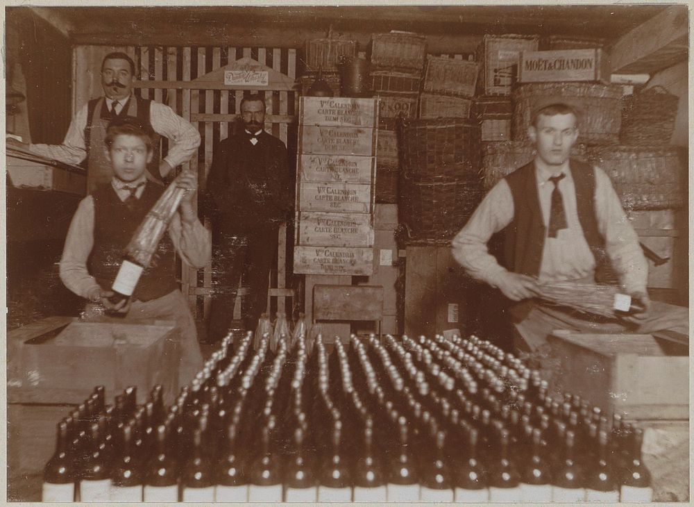 Mannen verpakken gebottelde flessen drank in kratten (c. 1900 - c. 1910) by anonymous