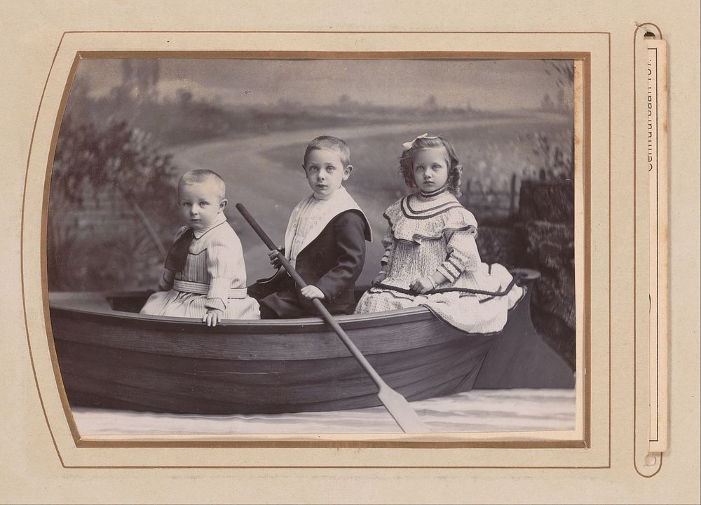 Groepsportret met drie kinderen, zittend in een roeiboot (1890 - 1926) by Jean Daniel Matthieu