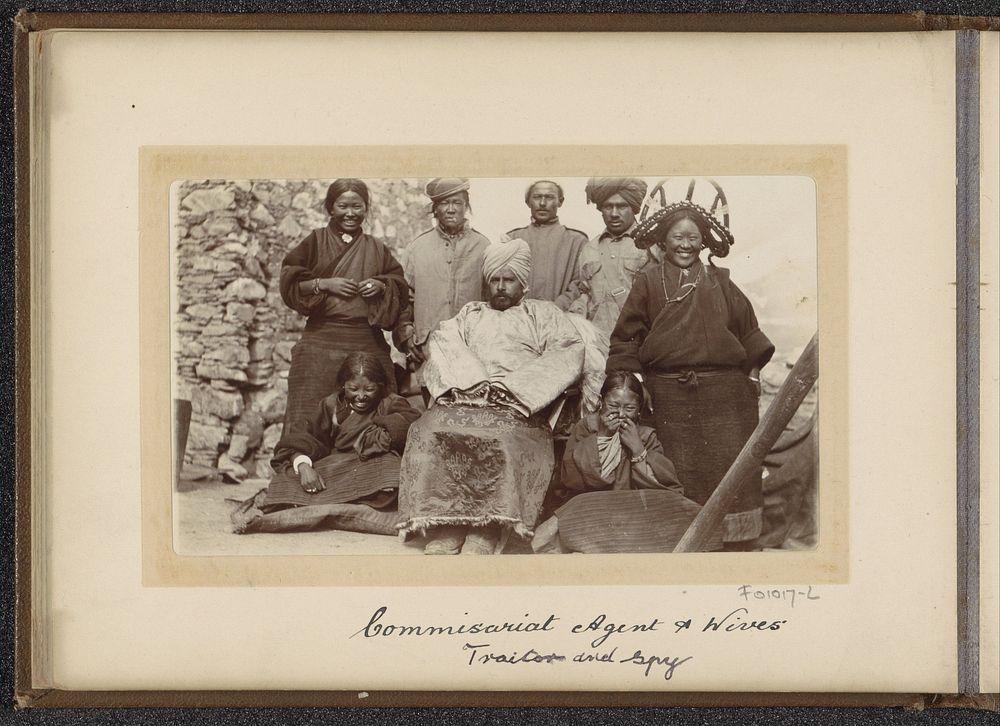Legerintendant met enkele vrouwen, kinderen en manschappen in Tibet (1903 - 1906) by D T Dalton