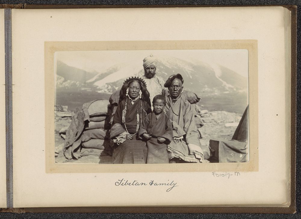 Vier leden van een Tibetaanse familie (1903 - 1906) by D T Dalton