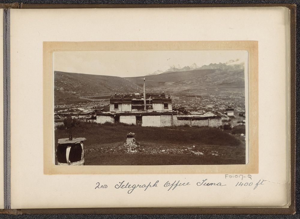 Exterieur van tweede Britse telegraafpost in Juna op 427 meter hoogte (1903 - 1906) by D T Dalton