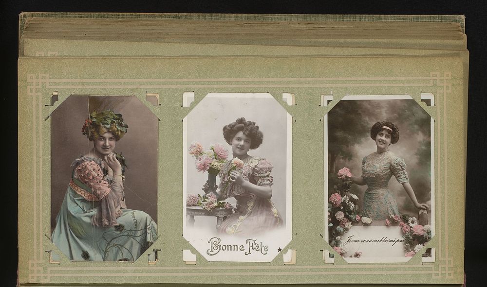 Drie portretten van vrouwen met bloemen (1900 - 1930) by Phébus and anonymous