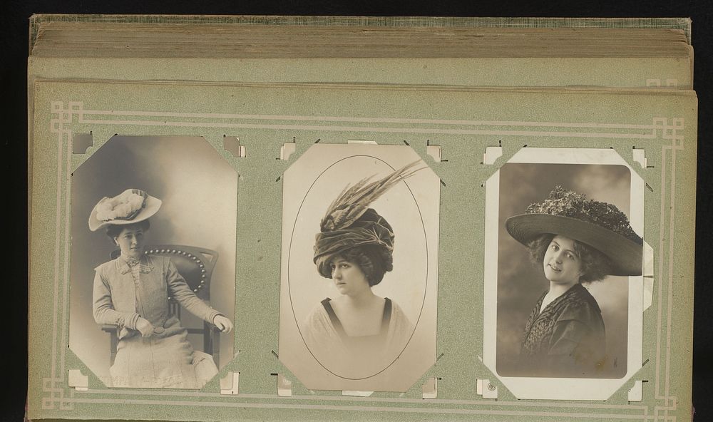 Drie portretten van vrouwen met hoed (1900 - 1930) by Neue Photographische Gesellschaft and anonymous