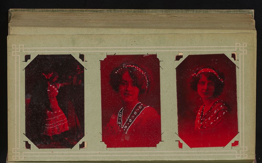 Drie portretten van vrouwen, waarvan één met een man (1900 - 1930) by anonymous