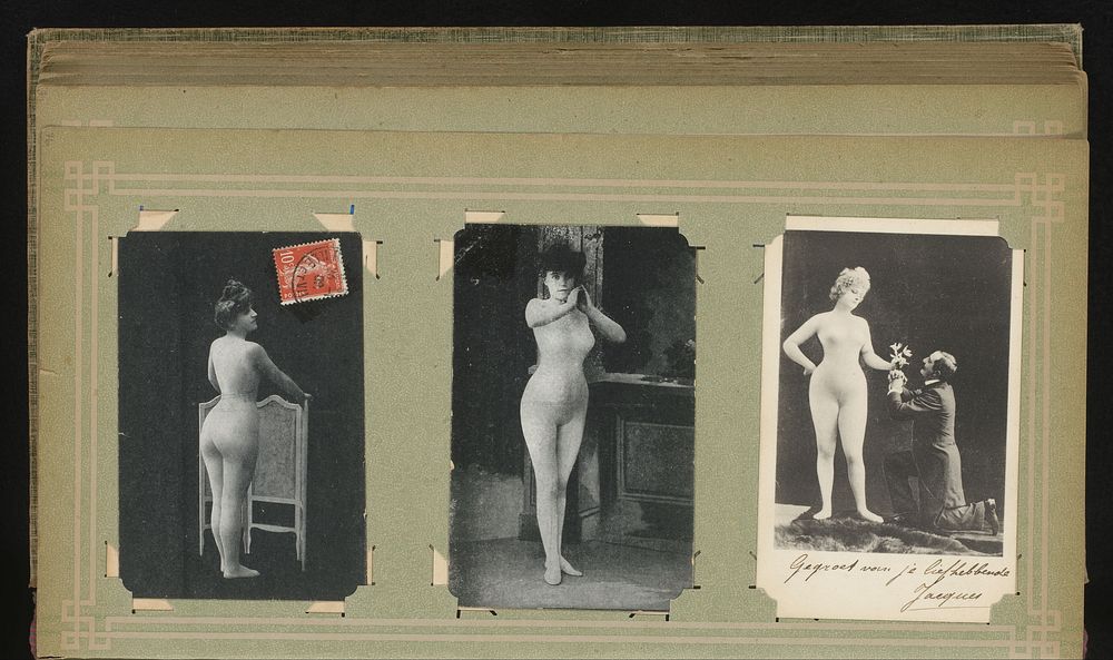 Drie portretten van naakte vrouwen, onder wie één die aanbeden wordt door een man (1900 - 1930) by anonymous