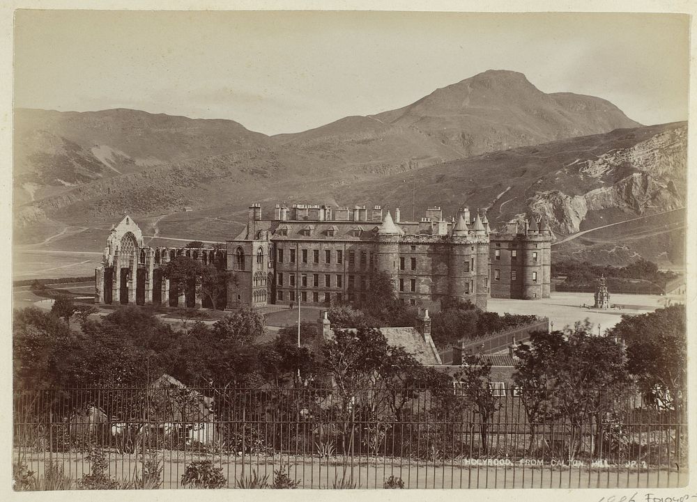 Holyrood Abbey en Holyrood Palace in Edinburgh, gezien vanaf Calton Hill (c. 1870 - c. 1886) by John Patrick