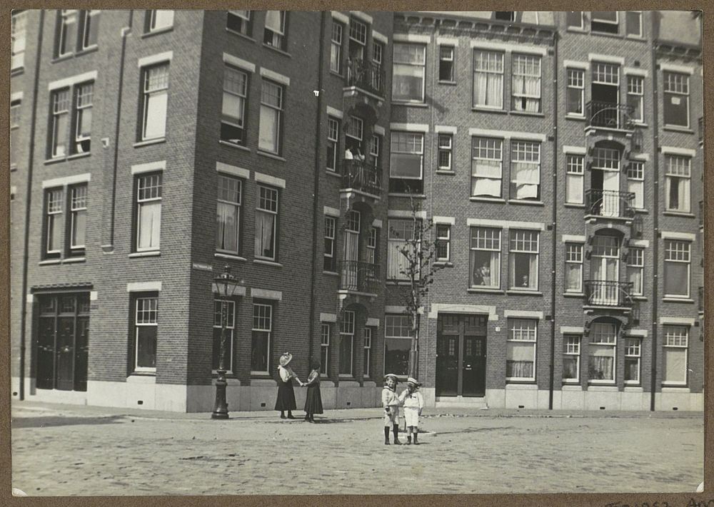 Huizenblok aan het Pretoriusplein te Amsterdam met kinderen op straat (c. 1910 - c. 1930) by anonymous