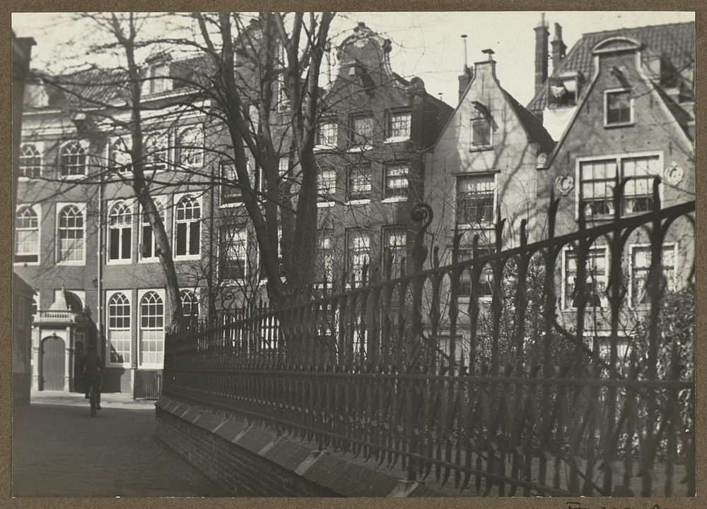 Huizen en de Begijnhofkapel (links) aan het Begijnhof te Amsterdam (c. 1910 - c. 1930) by anonymous