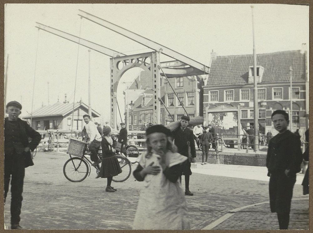 Voorbijgangers en een bakkersknecht bij de brug over de Overtoomsesluis in Amsterdam (c. 1910 - c. 1930) by anonymous