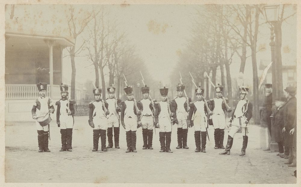 Mannen in historische militaire uniformen ter gelegenheid van de onafhankelijkheidsfeesten in Dordrecht (1888) by anonymous