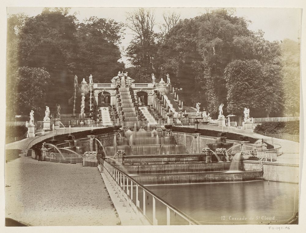 Fontein in het Park van Saint-Cloud bij Parijs (c. 1880 - c. 1900) by anonymous