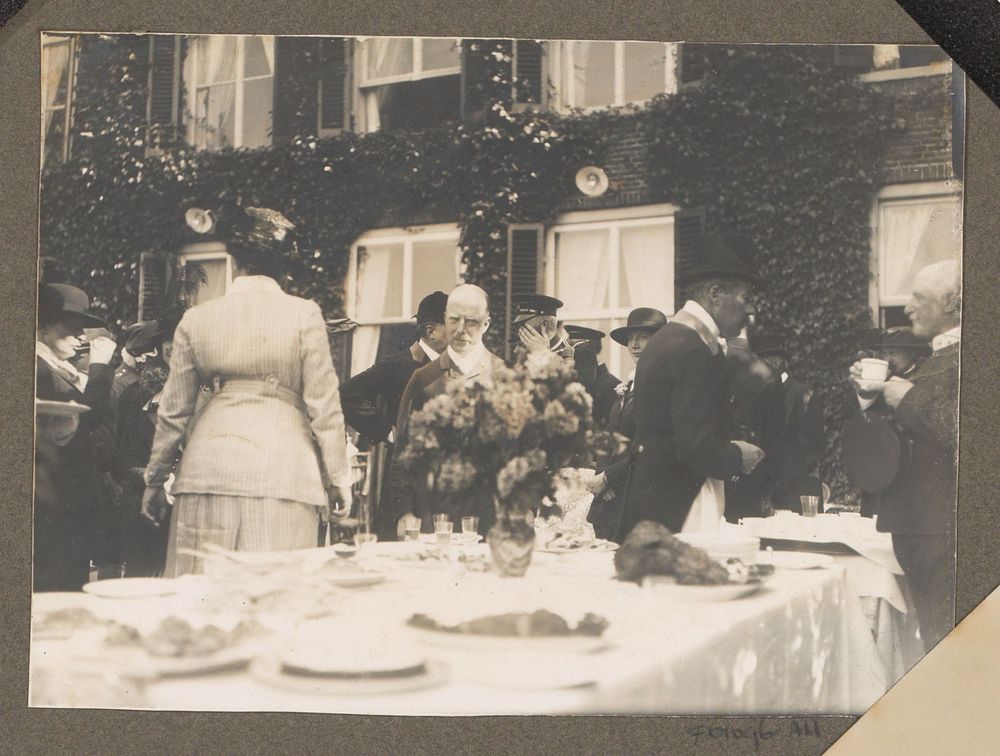 Ruitertafereel op Koninklijke Houtvesterij Het Loo: ruiter neemt hindernis (c. 1900 - c. 1925) by anonymous