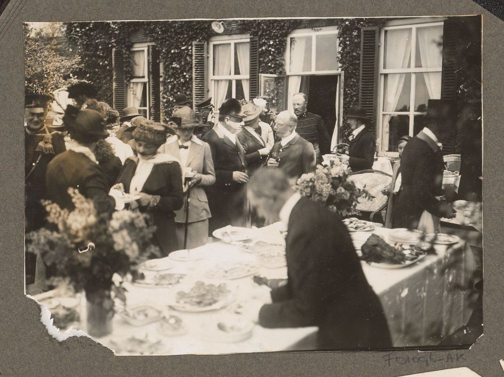 Ruitertafereel op Koninklijke Houtvesterij Het Loo: gezelschap in een tuin bij gedekte tafel (c. 1900 - c. 1925) by anonymous
