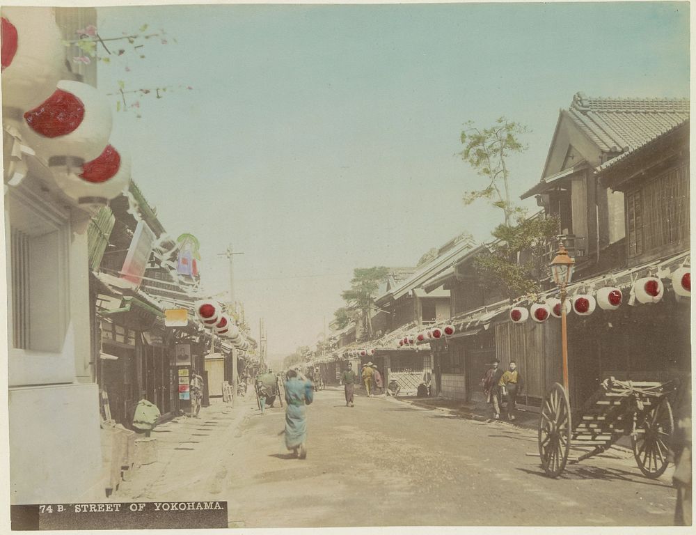 Straat in Yokohama met voorbijgangers, winkels, lampionnen en karren (c. 1870 - c. 1900) by anonymous
