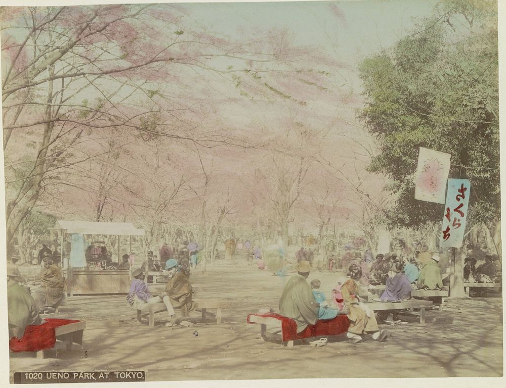 Ueno-park in Tokyo met mensen, bloeiende bomen en een kraam (c. 1870 - c. 1900) by anonymous