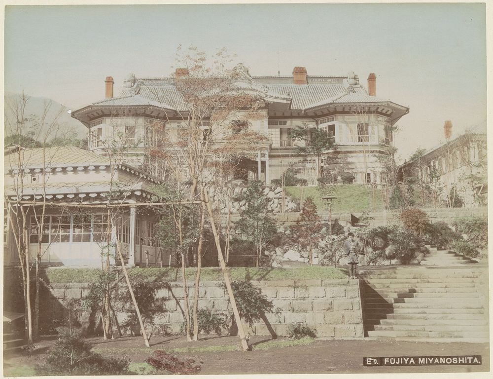 Gevel en tuinen van het Fujiya Hotel in Miyanoshita (in or after 1891 - c. 1900) by anonymous