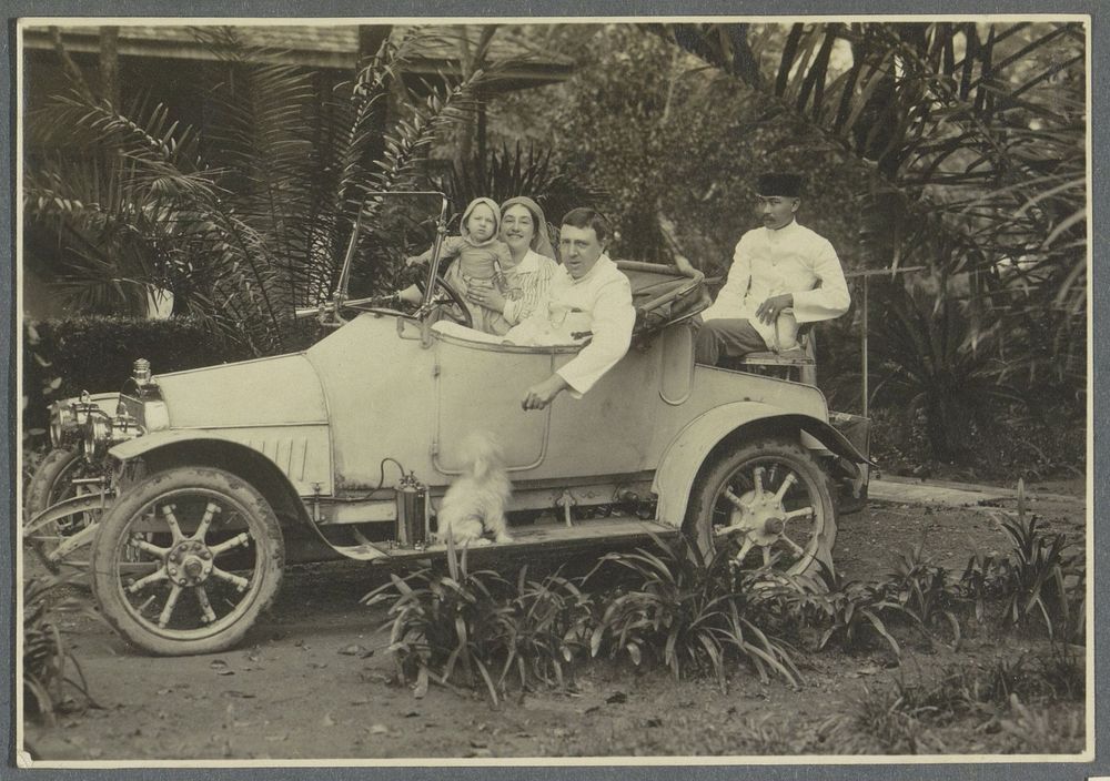 Nederlandse gezin Bergsma en Indonesische man in auto op Sumatra, hond op de treeplank (1914 - 1926) by anonymous