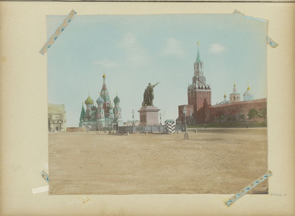Rode Plein in Moskou met de Basiliuskathedraal, het monument voor Minin en Pozharsky en de Spasskayatoren (c. 1890 - c.…