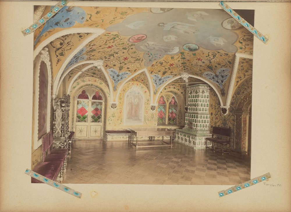 Interieur met gedecoreerd plafond, iconen en kachel, vermoedelijk in Moskou (c. 1890 - c. 1900) by B Avanzo