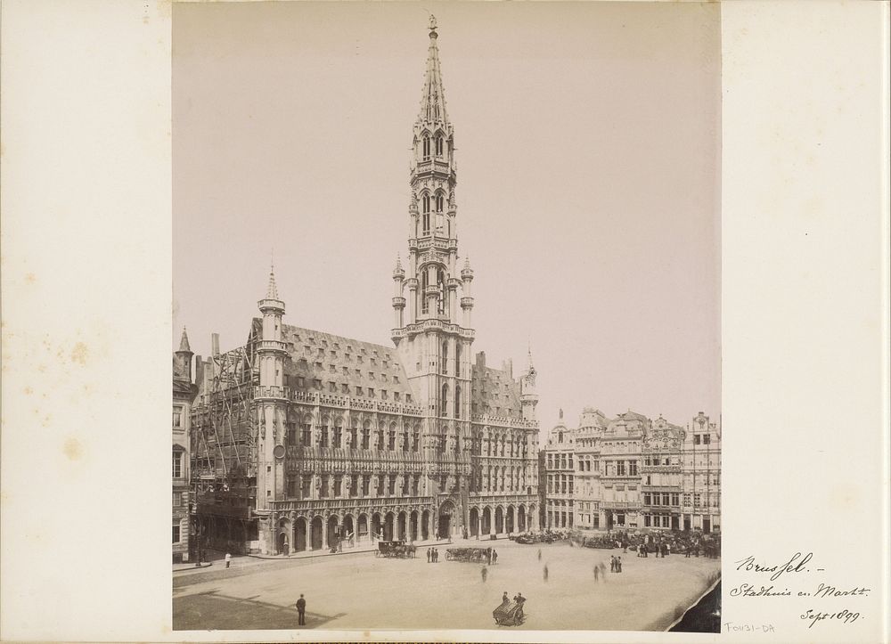 Gezicht op het stadhuis en gildehuizen aan de Grote Markt te Brussel (c. 1880 - in or before 1899) by anonymous