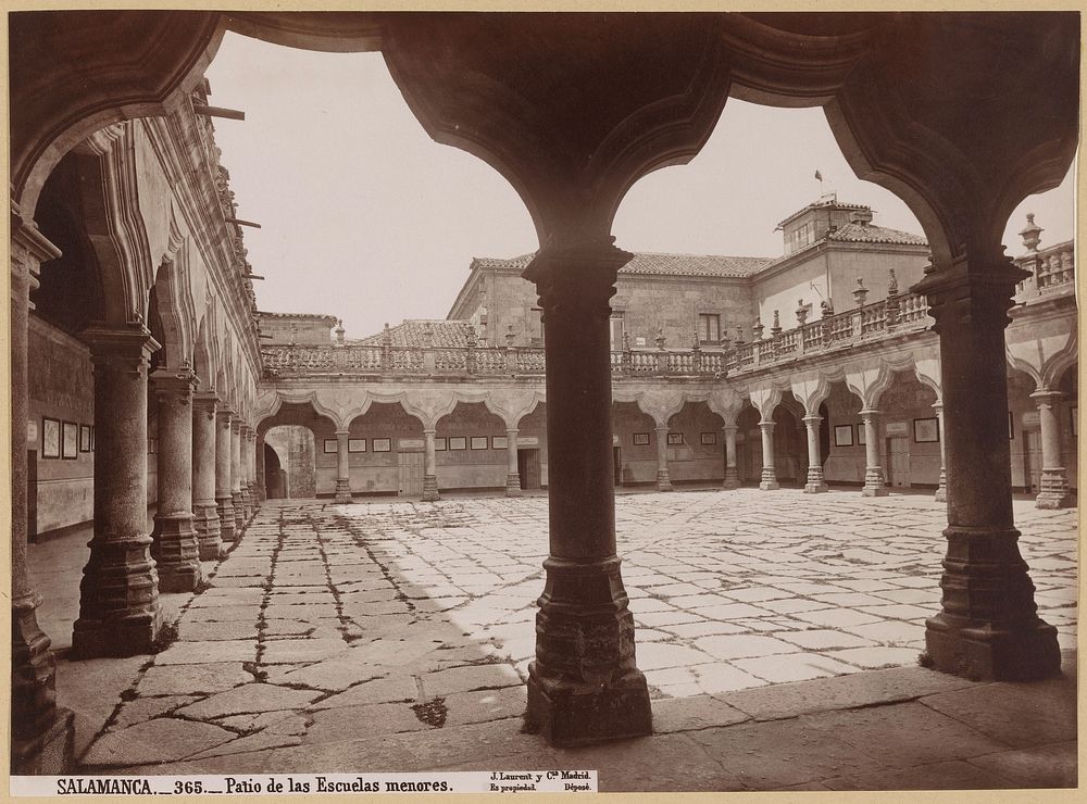 Gezicht op de binnenplaats van het Escuelas Menores in Salamanca (1863 - 1883) by Juan Laurent