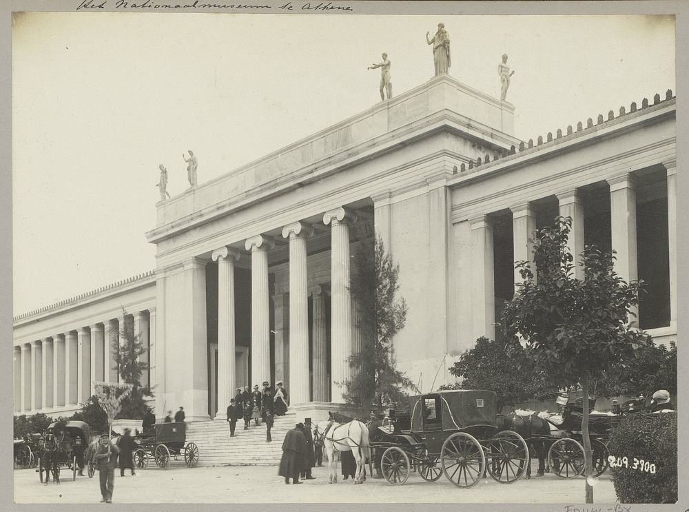 Nationaal Archeologisch Museum van Athene met rijtuigen en bezoekers (c. 1900 - in or before 1910) by anonymous
