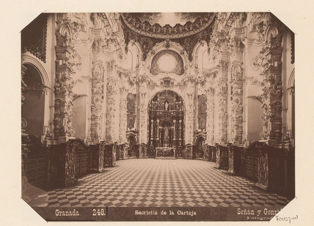 Interieur van de sacristie van Real Monasterio de La Cartuja te Granada (c. 1885 - in or before 1892) by Señan y Gonzalez