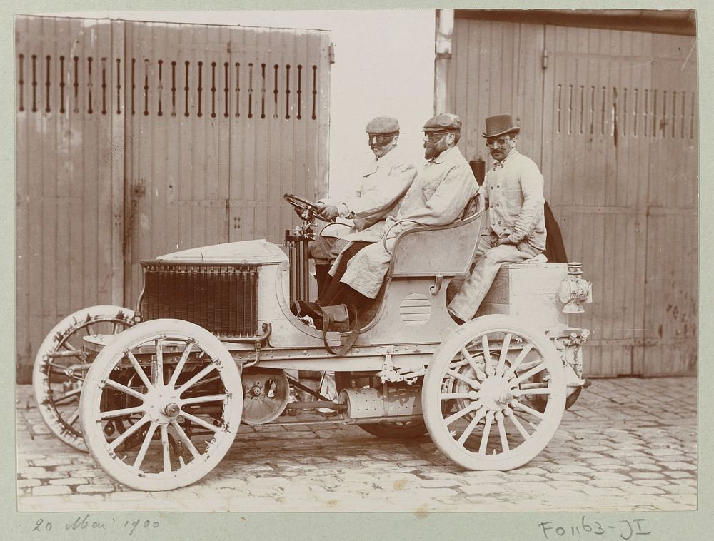 Drie mannen met stofbrillen in een automobiel, vermoedelijk in Frankrijk (1900) by Delizy